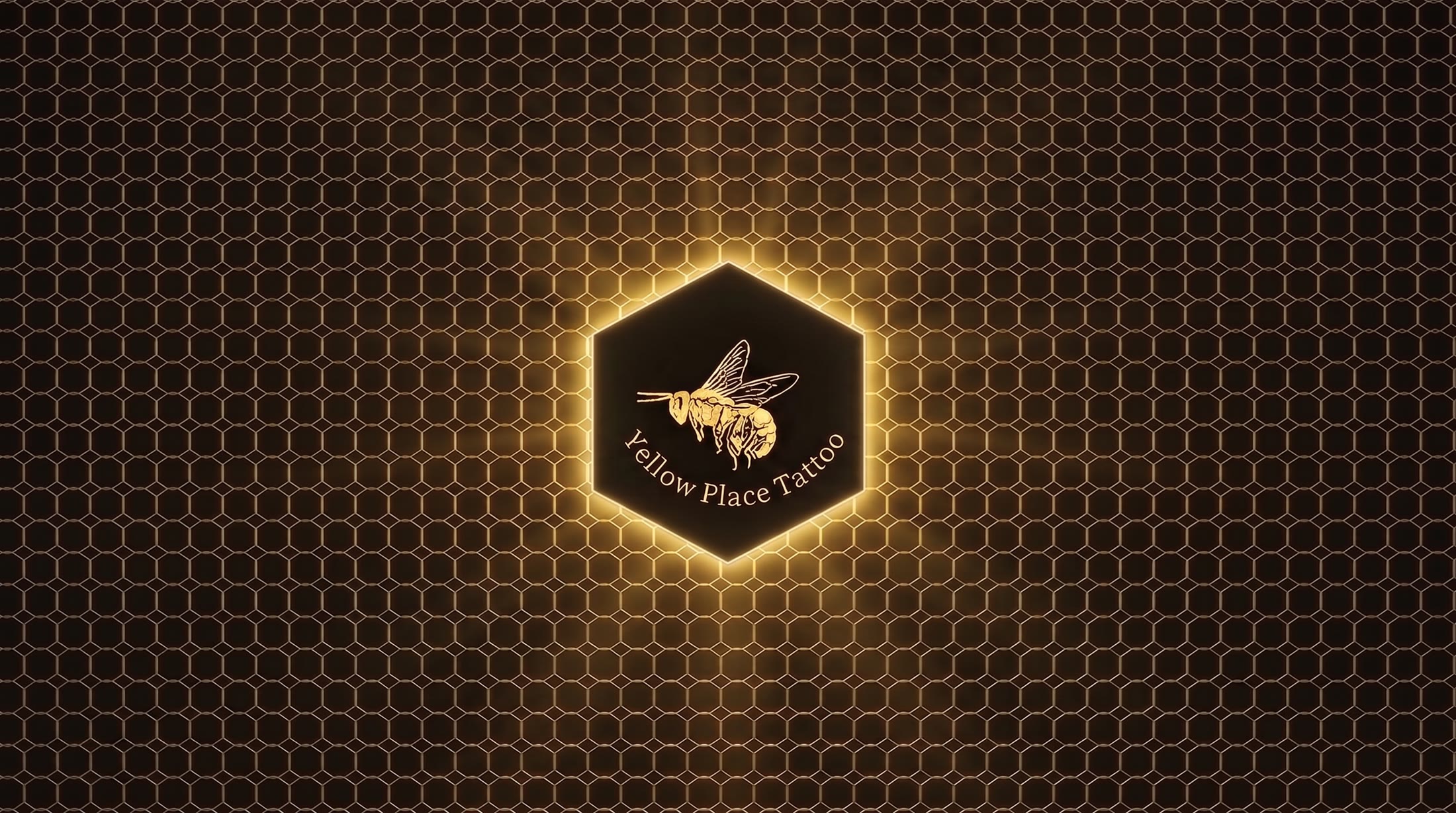 Yellow Place Tattoo — abelha dourada em selo hexagonal, sobre um favo de mel iluminado em dourado