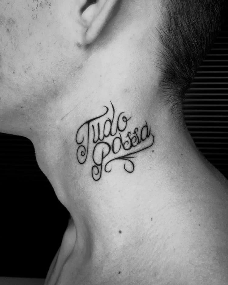 Tatuagem de lettering no pescoço: 'Tudo Posso' em caligrafia